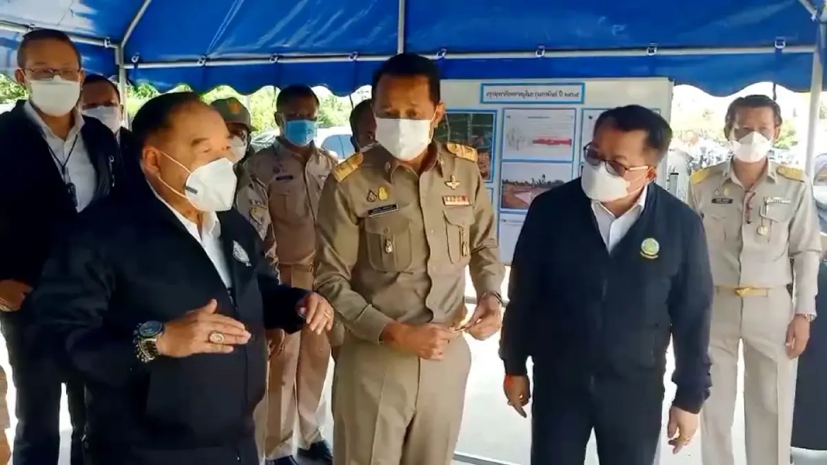 “บิ๊กป้อม”ลุยโก-ลกปลอบใจน้ำท่วมโยนงบ 44 ล. สร้างพนังกั้นน้ำ