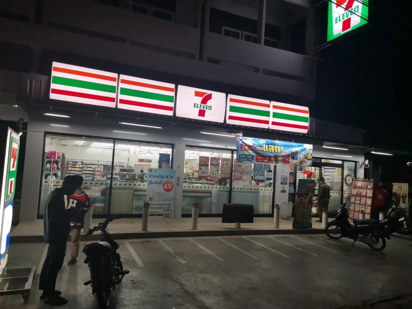 รวบทันควันหนุ่มไทใหญ่ควงมีดยาวชิงทรัพย์ร้านสะดวกซื้อ