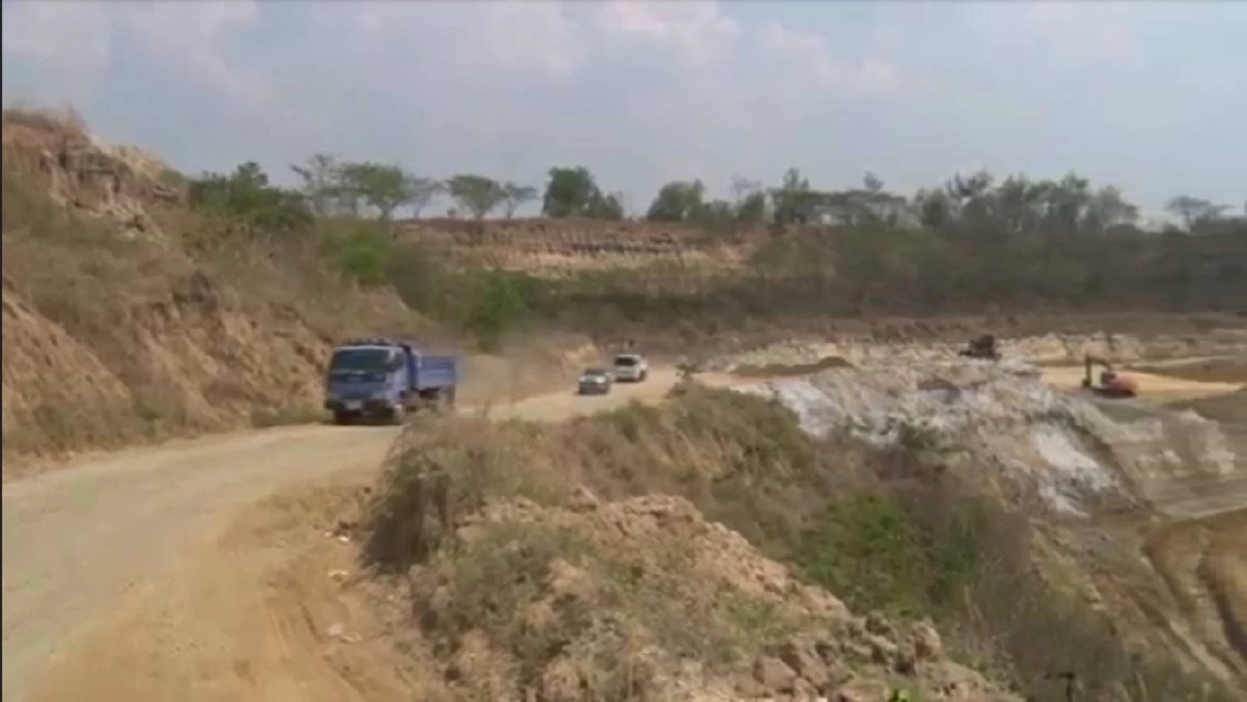 บุกจับบ่อดินเถื่อนรุกล้ำลำเหมืองสาธารณะ