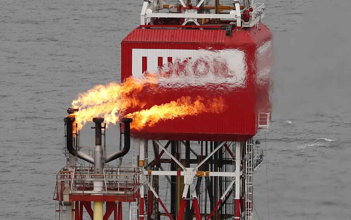 แท่นขุดเจาะน้ำมันของบริษัท Lukoil ของรัสเซียในทะเลแคสเปียนของรัสเซีย