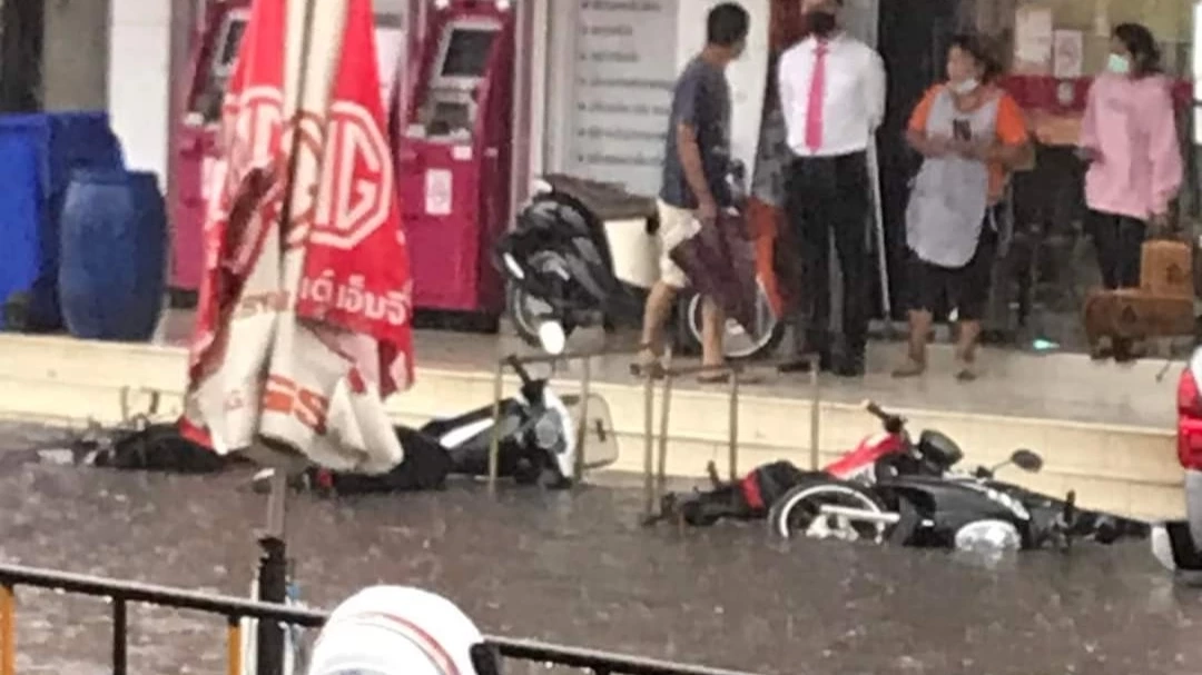 เมืองโคราชพายุฤดูร้อนถล่มตลาดเซฟวันอ่วม น้ำท่วมขังรอระบาย