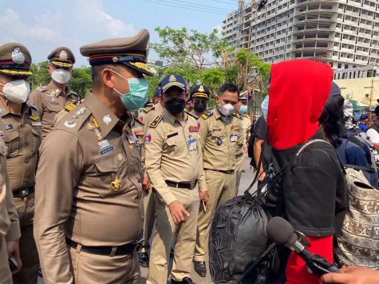 "บิ๊กโจ๊ก" บินด่วนรับ 56 คนไทย เหยื่อค้ามนุษย์ ถูกหลอกทำงานในกัมพูชา