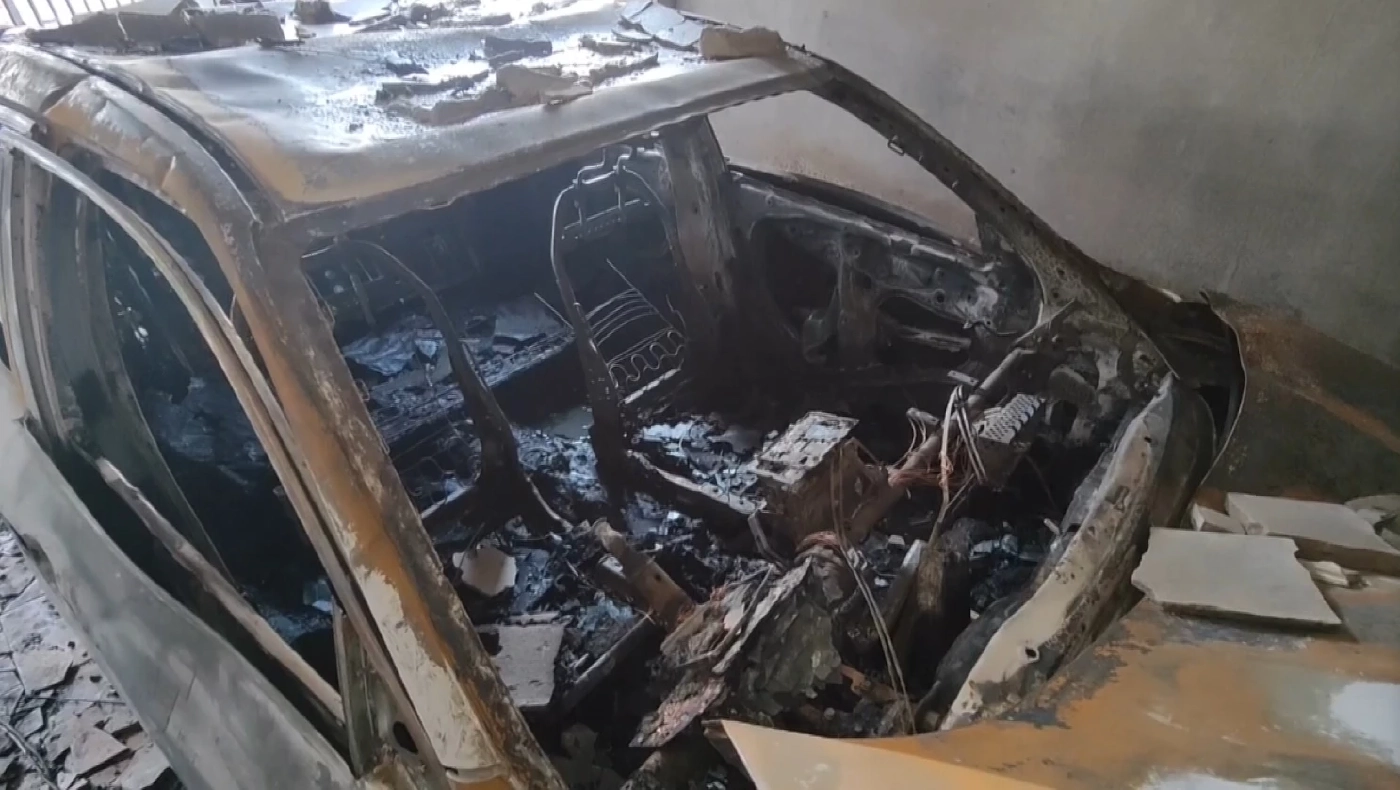 หอบลูกหนีตายไฟไหม้รถเก๋งลามเข้าบ้านพัก