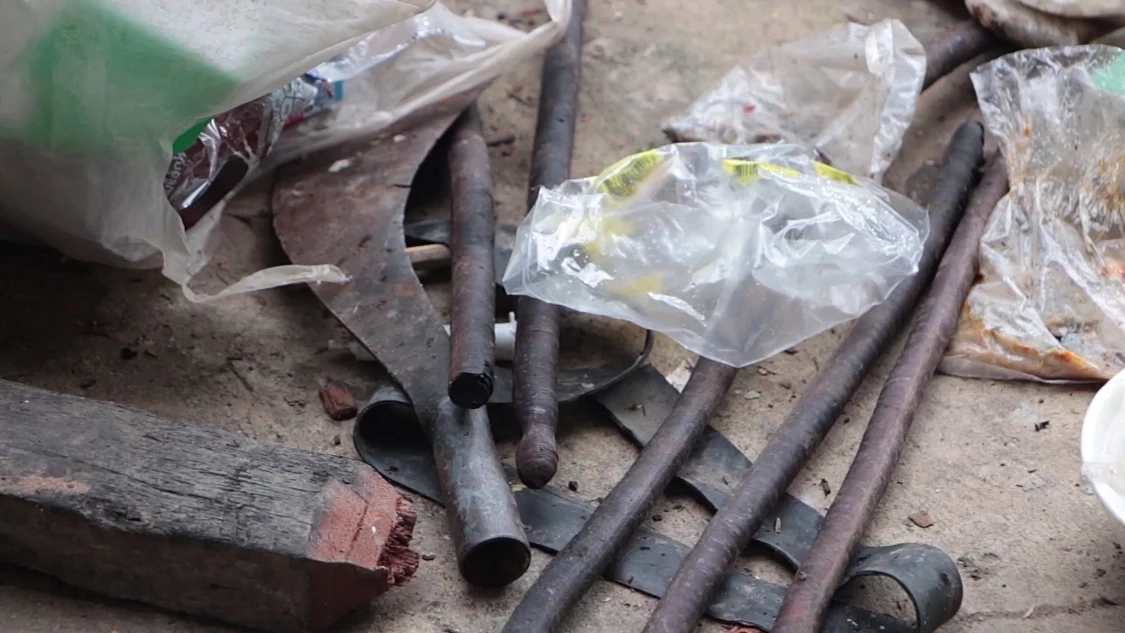 ชายคลั่ง! ยิงหนังสติ๊กใส่รถยนต์ พยายามใช้มีดต่อสู้ตำรวจ