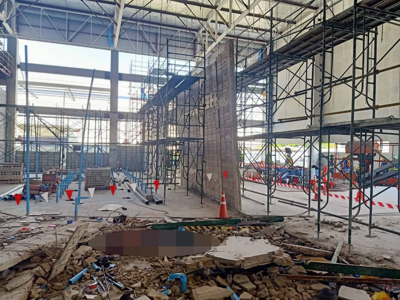 ผนังโรงงานในจังหวัดลำพูนถล่มทับคนงานตาย 3 ศพ