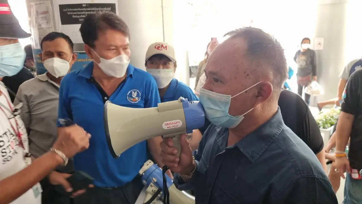 นายสำอางค์ ซ่อนกลิ่น ประธานชมรมผู้ค้าสลากเสรีแห่งประเทศไทย 