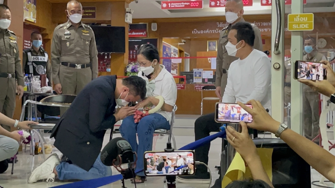 "กระติก-ปอ-โรเบิร์ต" กราบเท้าขอขมาแม่แตงโม แม่ลั่นยังไม่ให้อภัย "กระติก"