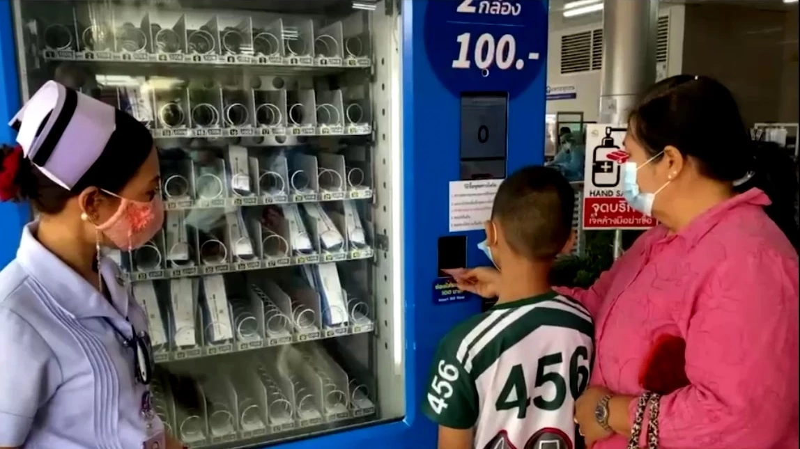 หมอรพ.น่าน ไอเดียเจ๋ง จัดตู้ขาย ATK อัตโนมัติแบบหยอดเหรียญ ให้บริการประชาชน