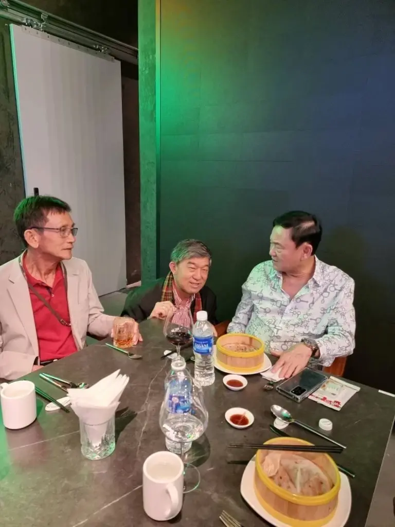 ส.ส.เพื่อไทยดอดพบ “ทักษิณ” ที่สิงคโปร์ นำทีมโดย “เฮียเกรียง-ชูวิทย์ กุ่ย”