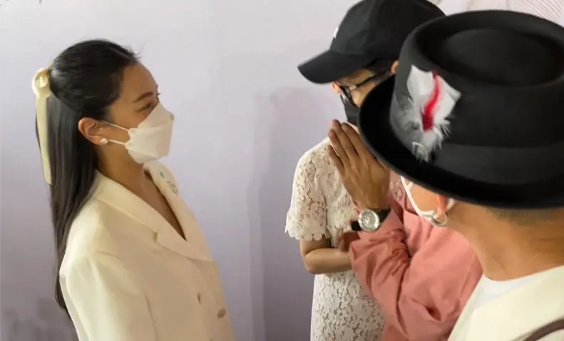 “นุ่น วรนุช” เดินทางเข้าร่วมในพิธีไว้อาลัย “แตงโม นิดา” ในวันนี้