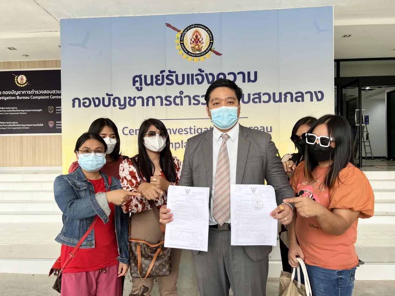 ล่าตัว “วันเพ็ญ” ไลฟ์สดตุ๋นขายทองคำ สูญเงินกว่า 300 ล้าน