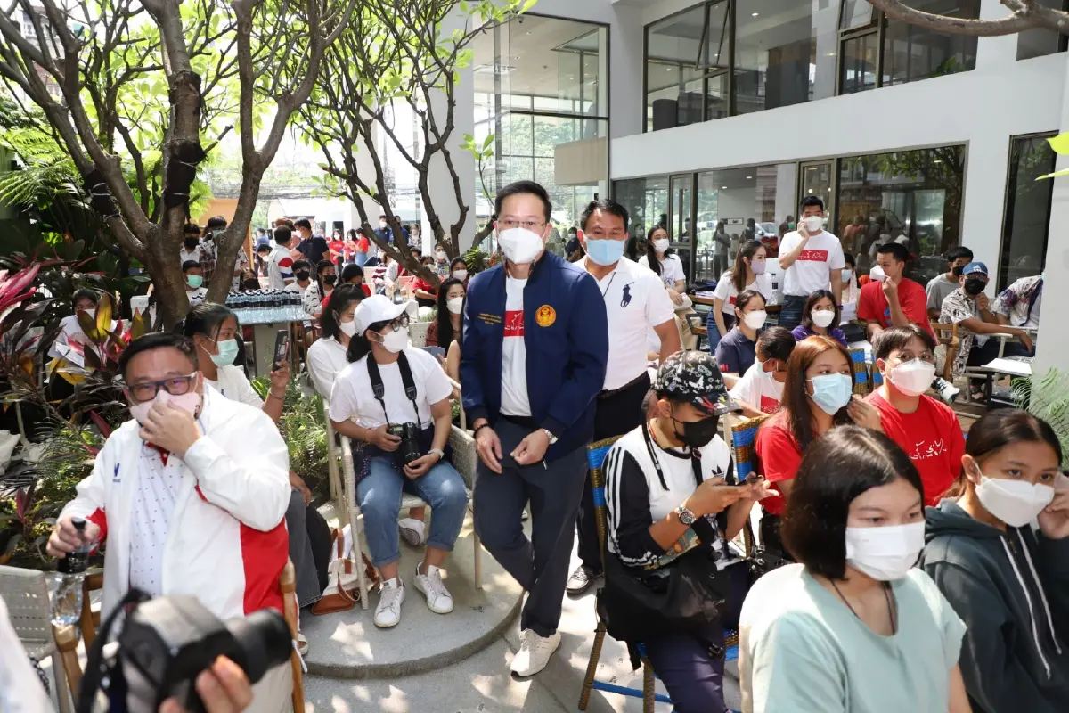 "หมอชลน่าน" นำฝ่ายค้าน รับฟังเสียงเยาวชนเชียงใหม่