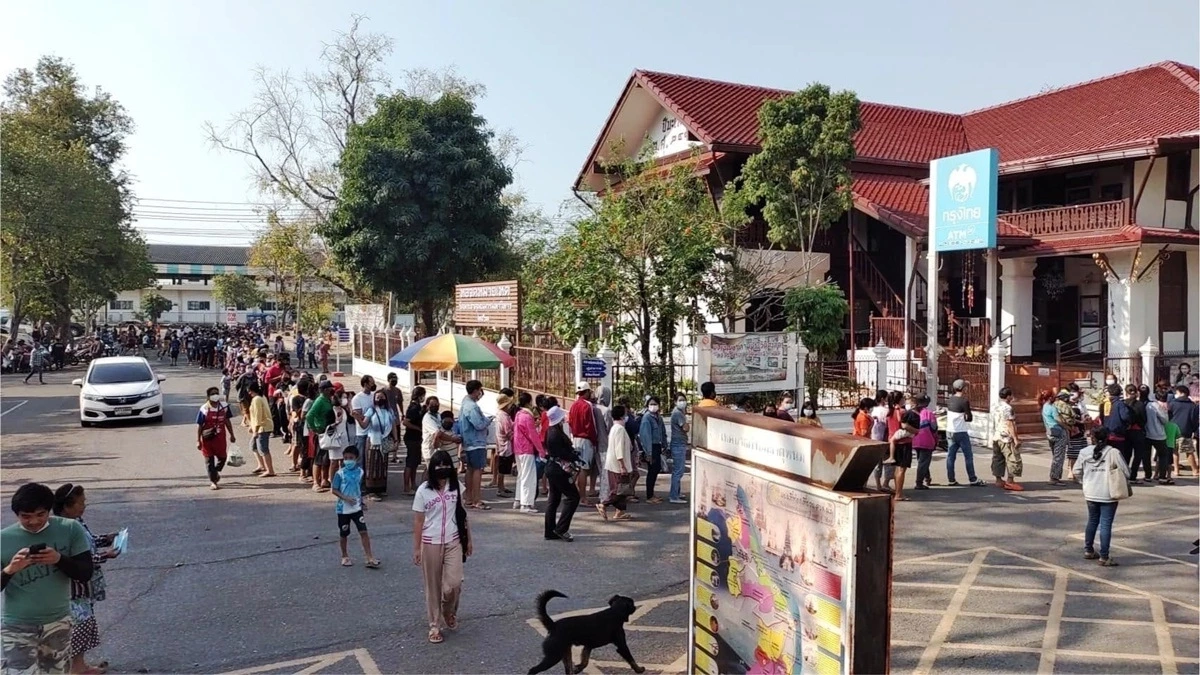 พระครูวัดพระธาตุพนม ถูกรางวัลที่ 1 แจกเงินชาวบ้าน
