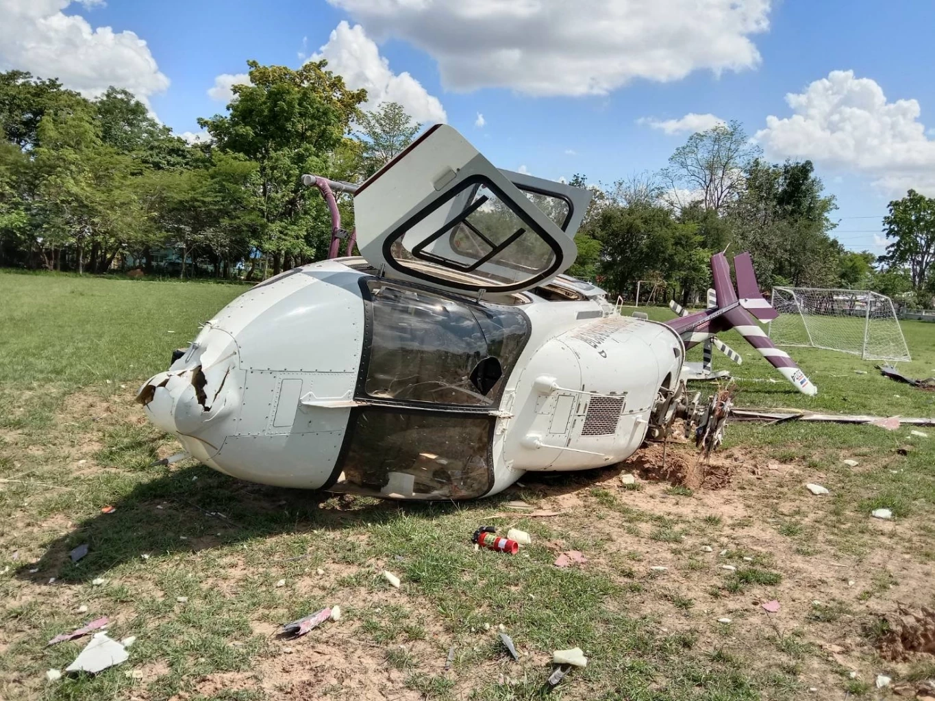 ระทึก เฮลิคอปเตอร์ตำรวจตก ขณะลงจอดที่สนามจอดชั่วคราว กก.ตชด.21 จ.สุรินทร์ 