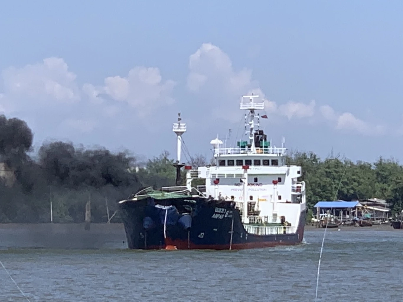 14 ชีวิตระทึก "เรือบรรทุกน้ำมัน" 3 ล้านลิตร ระเบิดกลางเจ้าพระยา ลูกเรือดับ