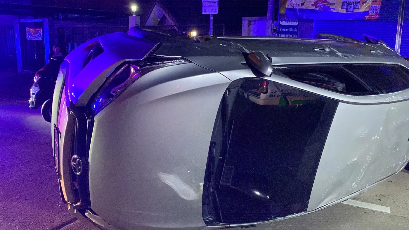 พนง.ร้านเหล้าเมาซิ่งเก๋งพุ่งชนรถชาวบ้านพังเสียหาย 2 คัน