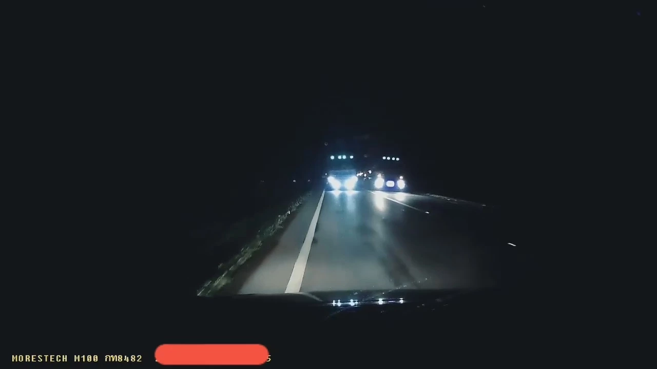 นาทีชีวิต! หักหลบรถพ่วงซิ่งแซงหวิดเกิดอุบัติเหตุ (คลิป)