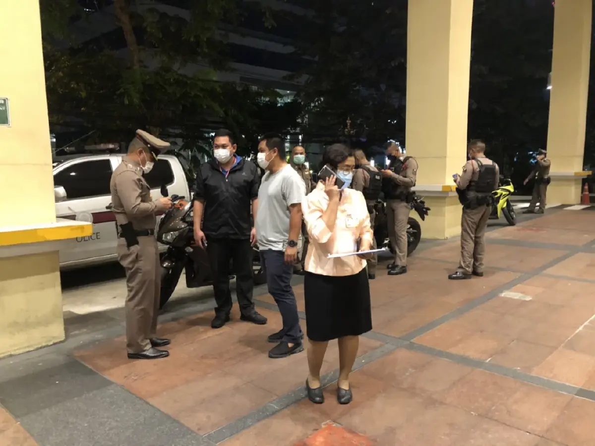 ตำรวจทุ่งสองห้อง ตรวจสอบที่เกิดเหตุ คนร้ายวิ่งราวทรัพย์