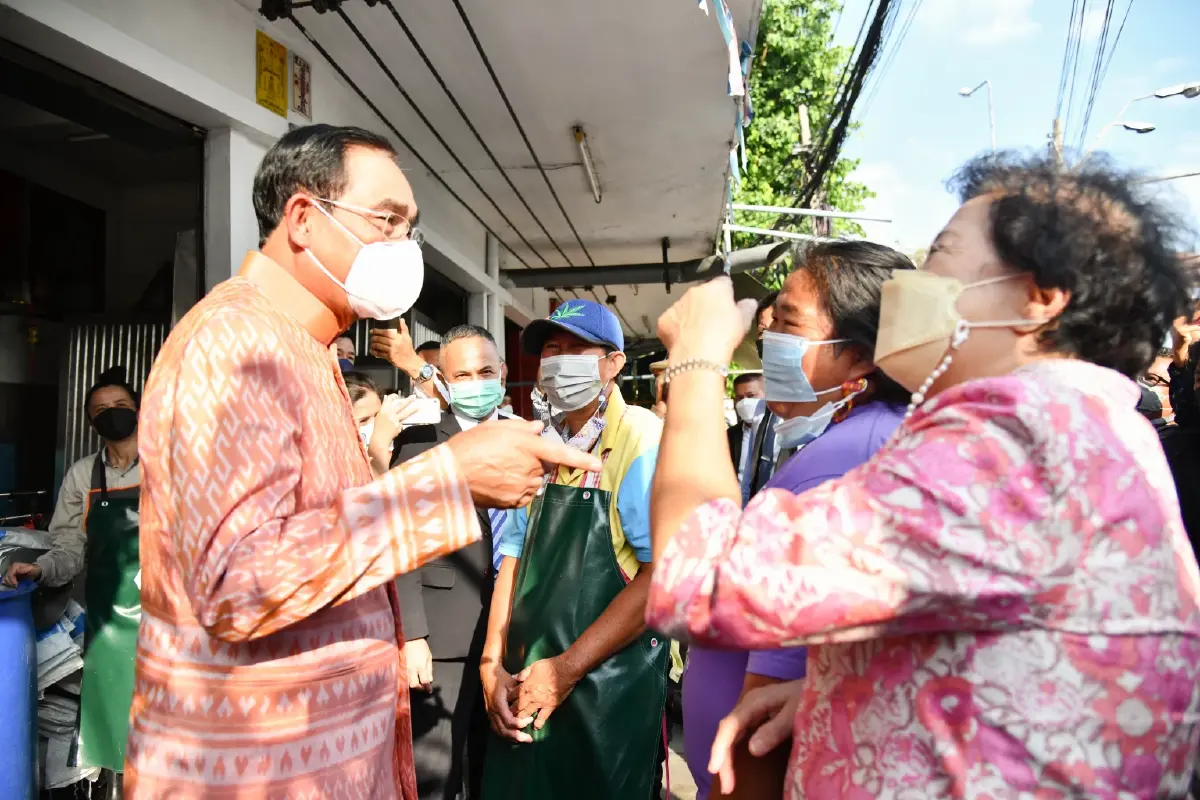 "บิ๊กตู่"ออนทัวร์ให้กำลังใจชาวบ้านรอบทำเนียบฯปัดมาหาเสียง