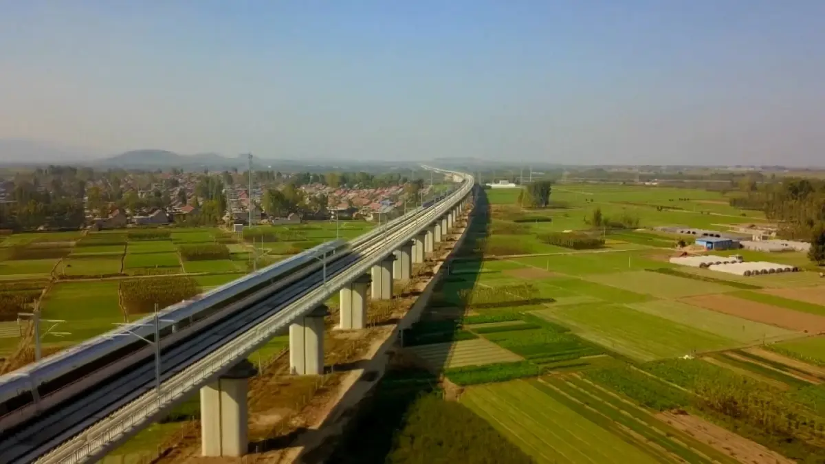 จีนสร้างสถิติใหม่ระดับโลกของความเร็วรถไฟความเร็วสูงขณะวิ่งสวนกัน (คลิป)