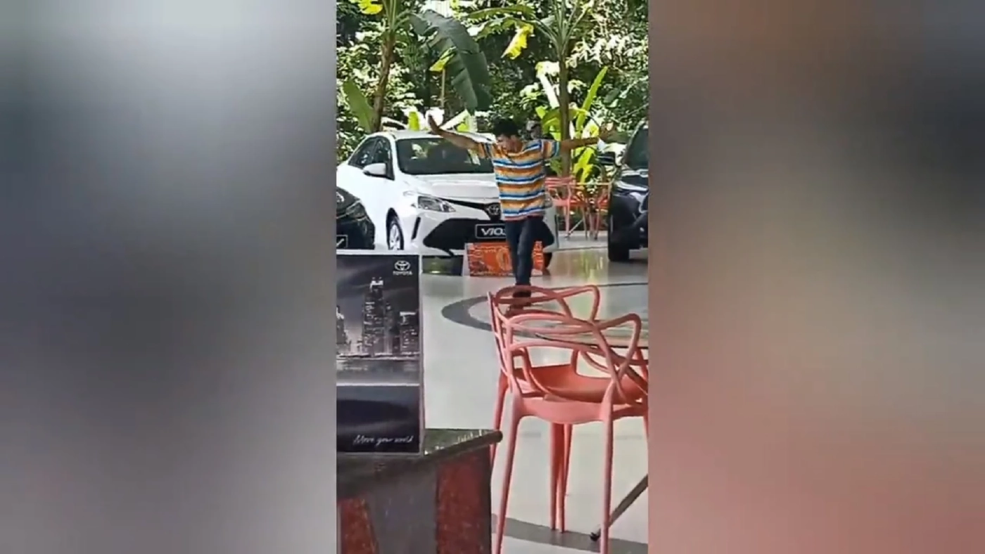 แตกตื่น! สองหนุ่มคลั่งยา ร่ายรำกลางโชว์รูมรถ