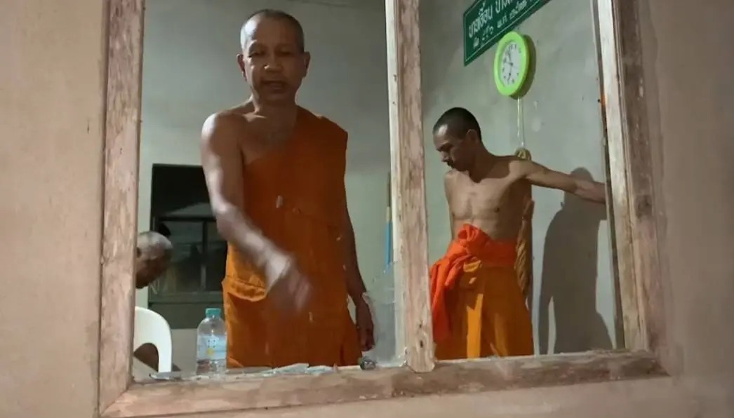 รวบหนุ่มคลั่งถือพร้าไล่ฟันเจ้าอาวาส ทุบวงจรปิด ฟันสุนัขบาดเจ็บ