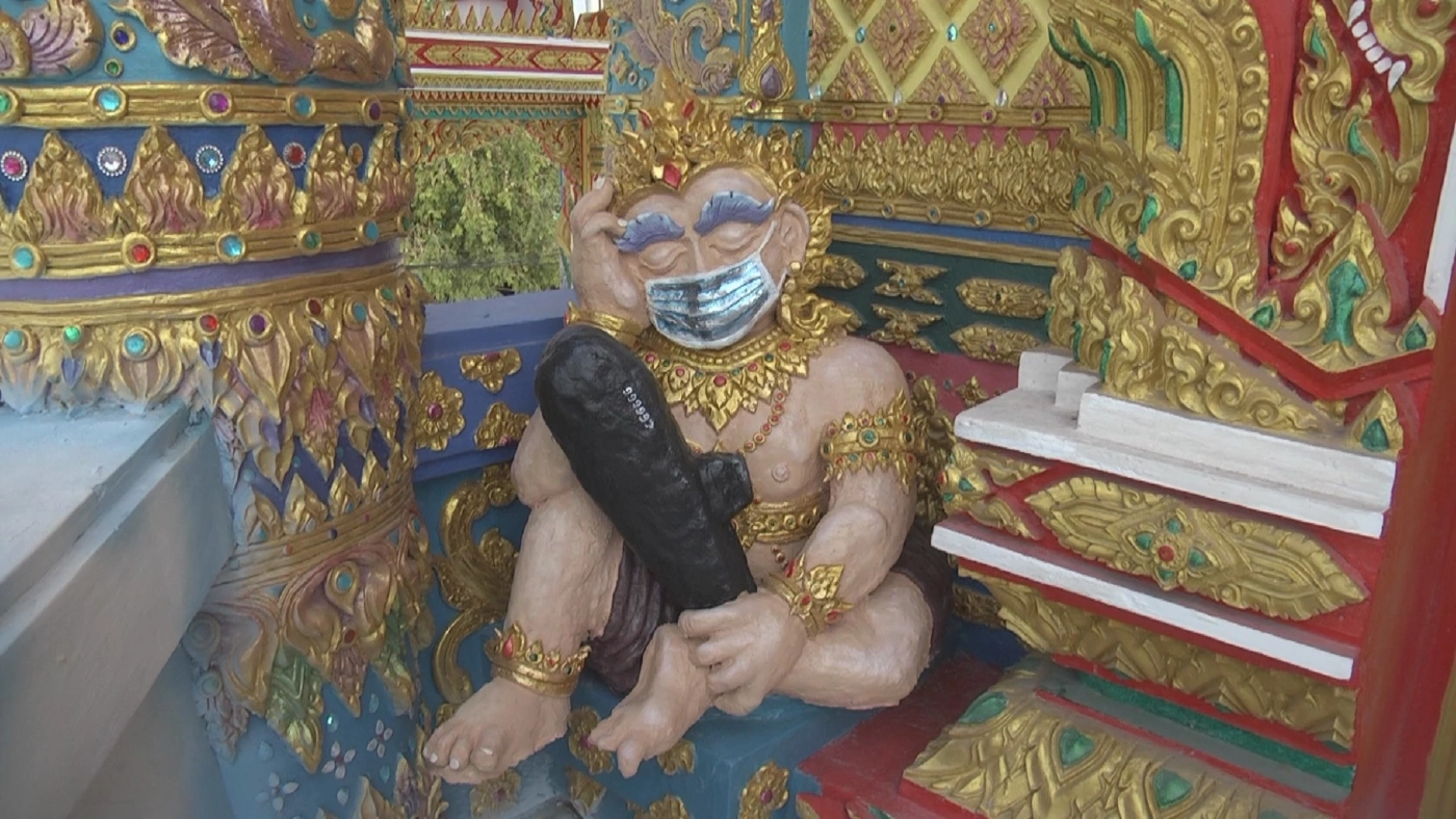 ฮือฮา...รูปปั้นยักษ์นั่งหลับเฝ้าประตูโบสถ์ มือซ้ายสวมนาฬิกายืมเพื่อน