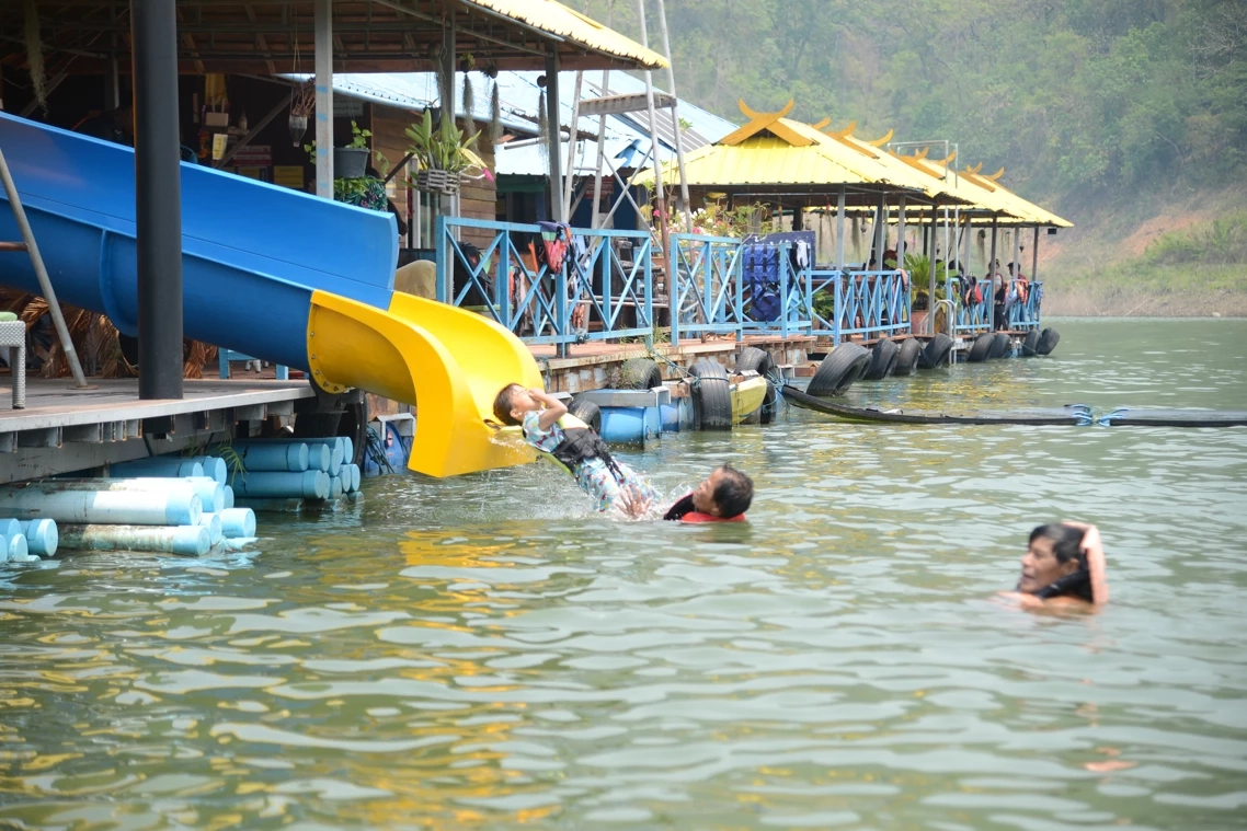 เขื่อนแม่งัดคึกคักนักท่องเที่ยวหนีอากาศร้อนเล่นน้ำ