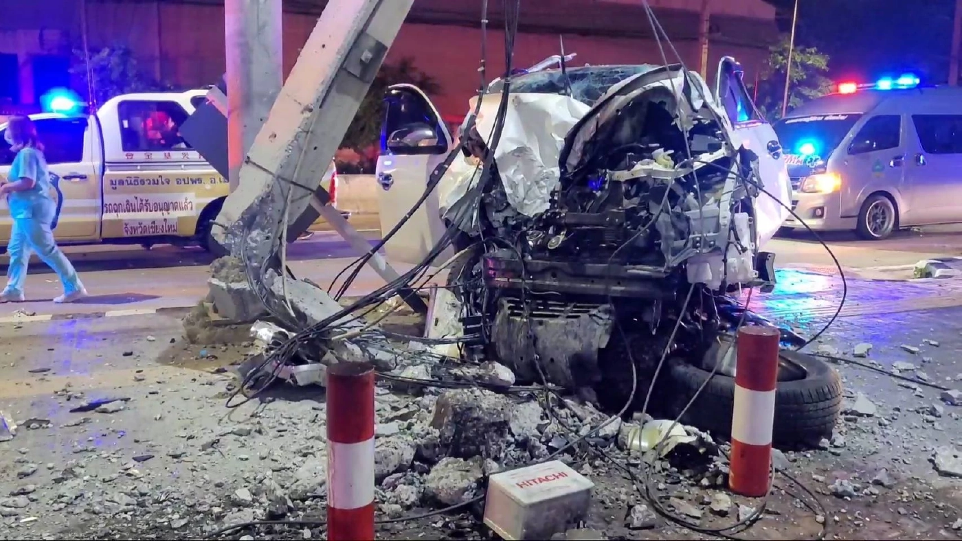 รอดตายปาฏิหาริย์  ! “หนุ่มใหญ่” ซิ่งปาเจโร่แหกโค้งชนเสาไมล์ค้าง 120 รถพังยับ