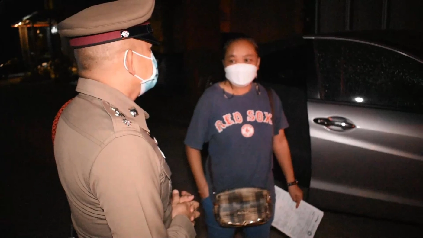 ผงะ! “กระสุนปริศนา” ยิงใส่รถเก๋งหน้าร้านอาหาร