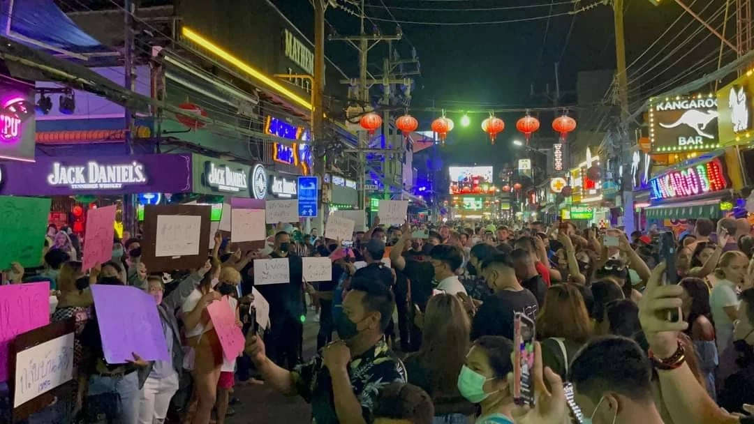 ดราม่า! พนง.สถานบันเทิง "ภูเก็ต" ชูป้ายตำหนิ "ทนายตั้ม" แฉเปิดเกินเวลา 