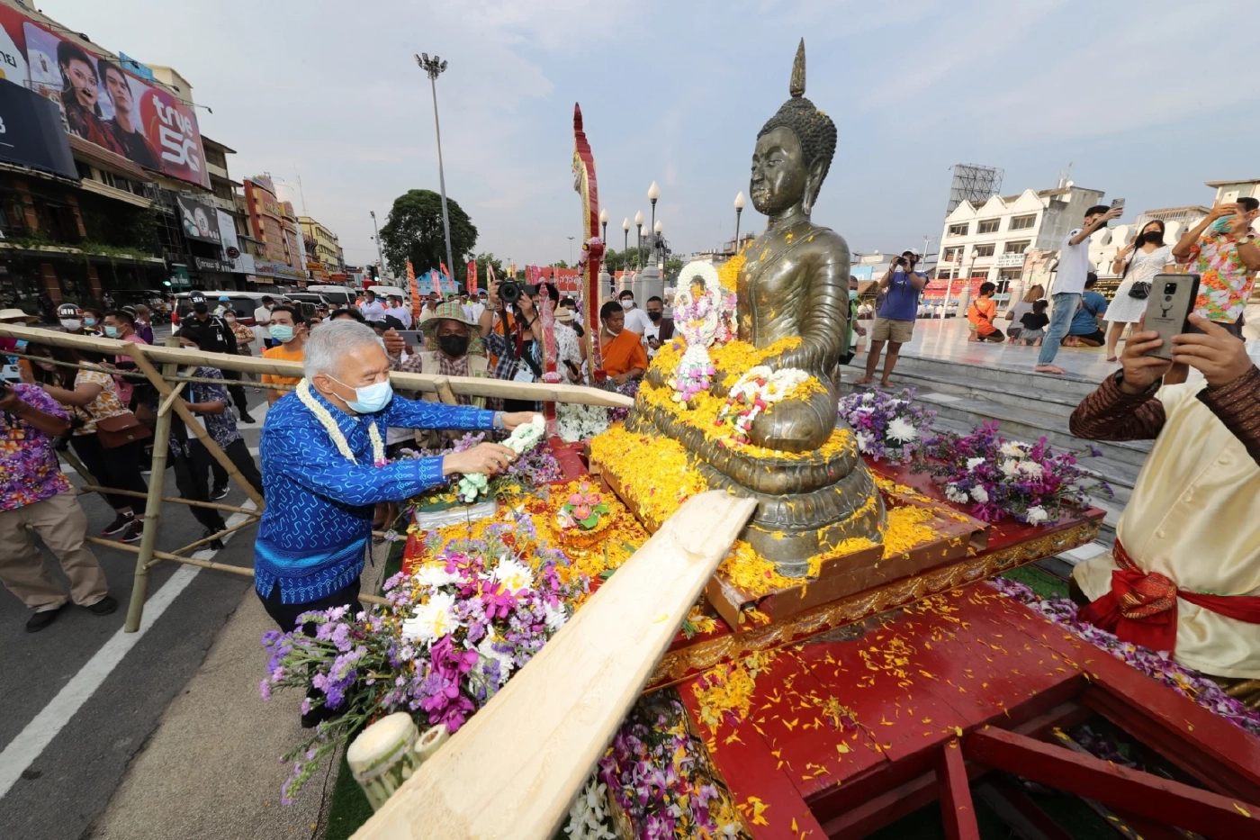 “สุวัจน์” เป็นประธานมหาสงกรานต์โคราช แห่พระคันธารราฐ ลอดซุ้มประตูเมือง