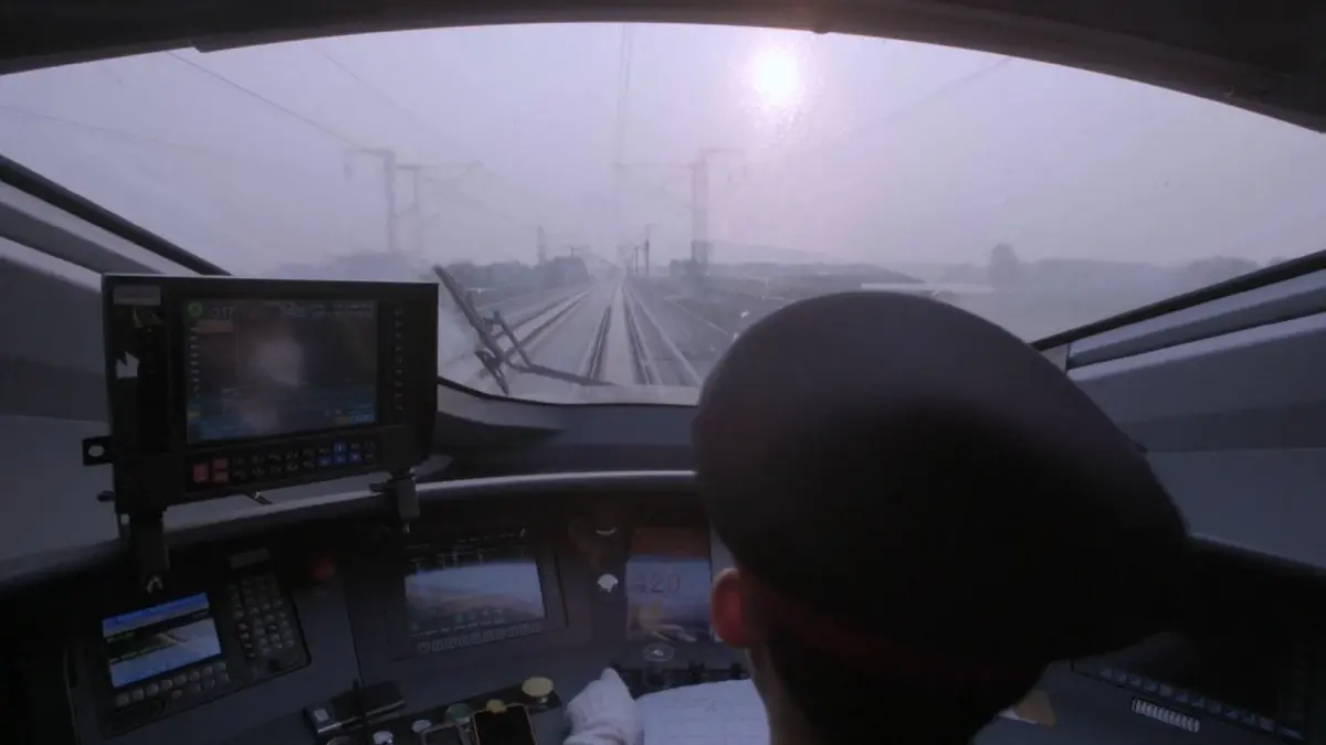 จีนสร้างสถิติใหม่ระดับโลกของความเร็วรถไฟความเร็วสูงขณะวิ่งสวนกัน (คลิป)