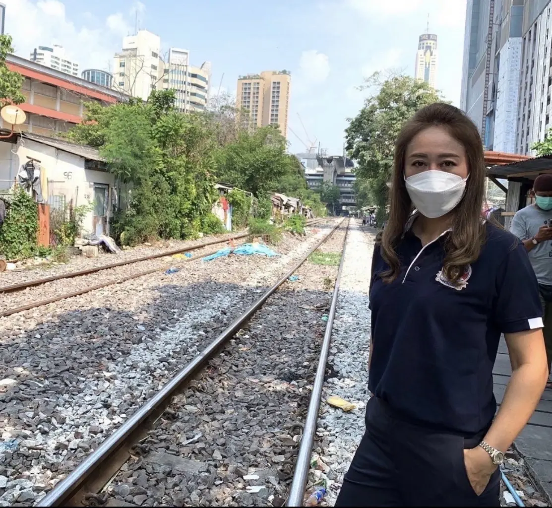 นางสาวนภาพร เพ็ชร์จินดา รองหัวหน้าพรรคเสรีรวมไทยเเละประธานภาคกทม.