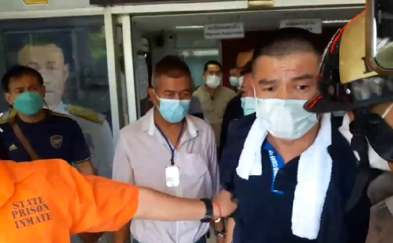 พ.ต.ต. แก๊งรีดเงินนักพนันออนไลน์ 4 แสน ย่องมอบตัว ก่อนชุลมุนอ้างขอไปศาลเอง