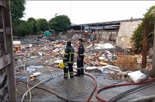 ไฟไหม้รับอรุณ โรงงานพลาสติกรีไซเคิล สุขสวัสดิ์ 26 ล่าสุดควบคุมเพลิงได้แล้ว