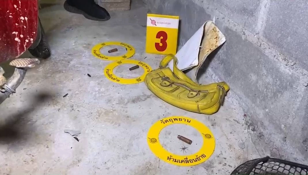 คนร้ายบุกยิงหนุ่มคู่อริวัย 20 ถึงห้องนอน สาววัย 16 โดนลูกหลงดับ