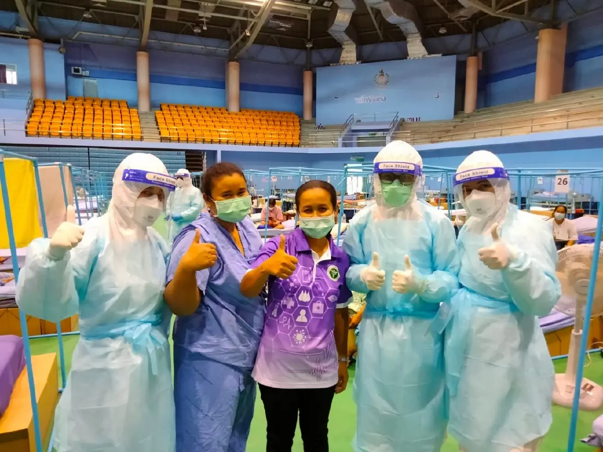 รดน้ำดำหัวผู้สูงอายุที่ติดโควิดใน รพ.สนาม