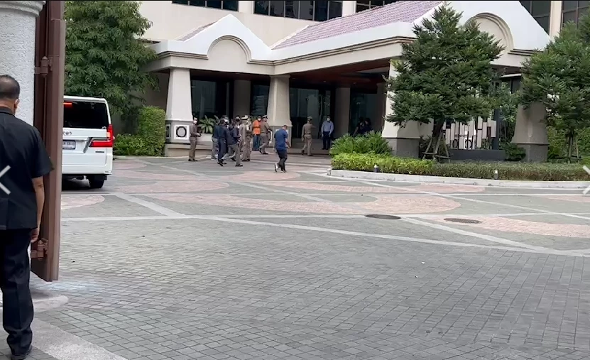 ตร.ถือหมายศาลบุกค้นห้องเชือดนักการเมืองใหญ่คอนโดฯ สุขุมวิท 3 