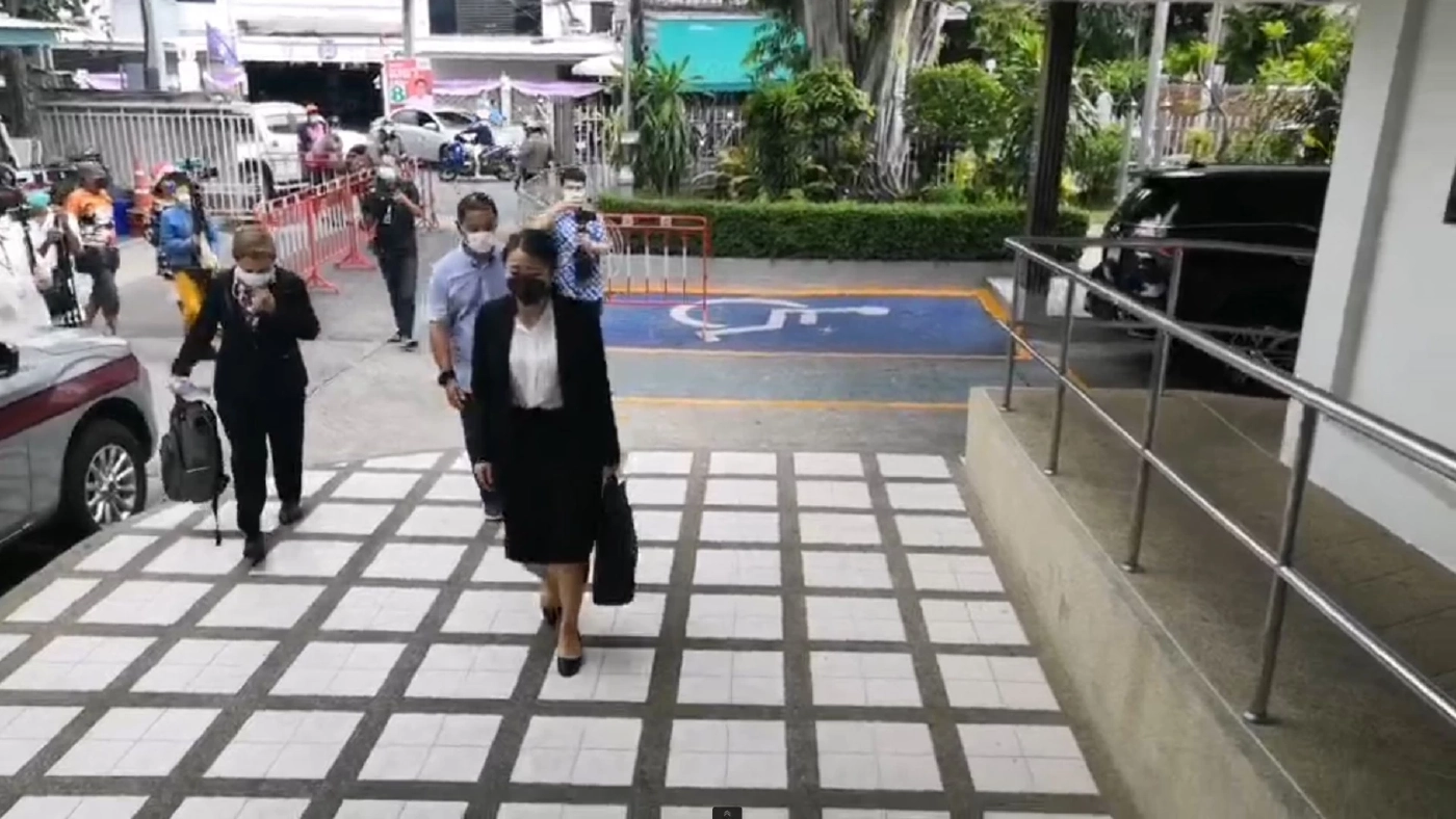 “ฮาร์ท สุทธิพงศ์” ฝืนยิ้มขึ้นโรงพักนางเลิ้ง  รายงานตัว ม.112