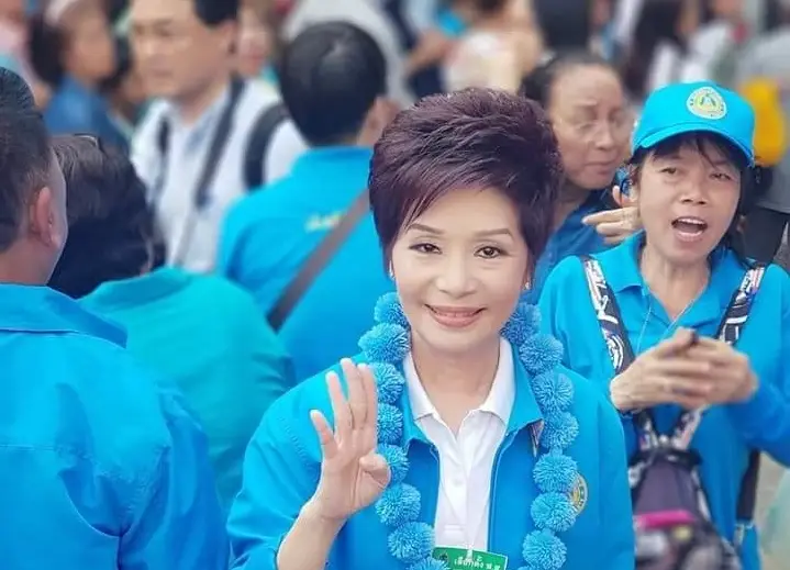 น.ส.อรอนงค์ กาญจนชูศักดิ์ 1 ในกรรมการบริหารพรรคประชาธิปัตย์