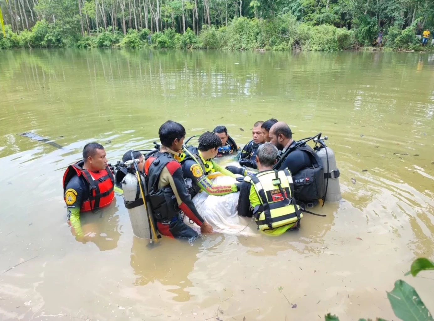 หนุ่มขับกระบะแหกโค้งตกสระน้ำเสียชีวิต