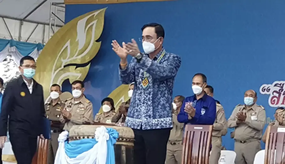 ที่ระลึก บิ๊กตู่ ลงใต้ สร้อยคอลูกปัดโนรา - เทริดโนราจำลอง ของขวัญที่ให้ถูกคน