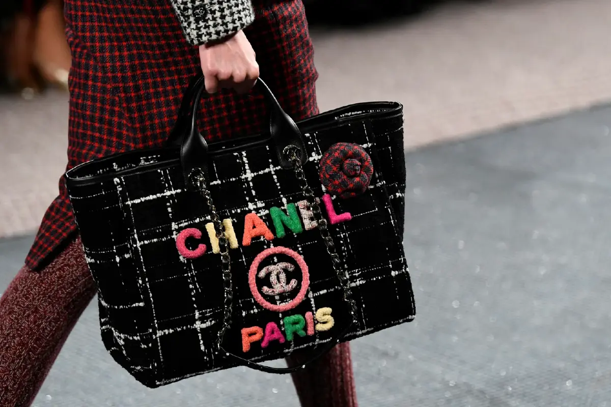 Chanel ไม่ขายสินค้าให้คนรัสเซียแม้จะอยู่ในต่างประเทศ