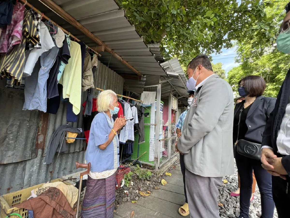 "ทวี"รุดเยี่ยมชุมชนริมทางรถไฟมักกะสัน หลังถูกไล่ที่ทำรถไฟเชื่อม3สนามบิน
