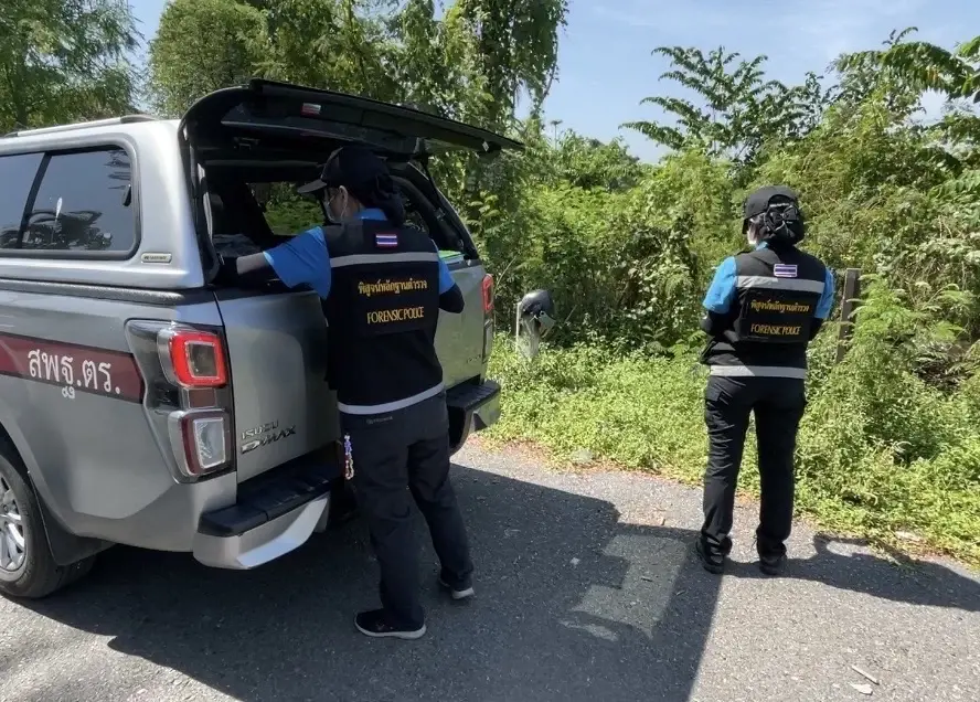รถพุ่มพวงช็อก พบศพหนุ่มนิรนาม "ฆ่าปาดคอ" โผล่ริมกำแพง ย่านบางกรวย