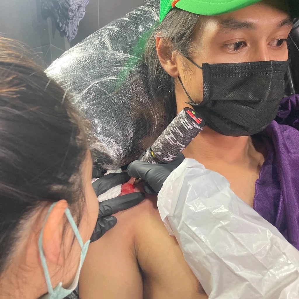 &quot;เบิร์ด&quot; โชว์รอยสักใหม่ฝีมือ &quot;กระติ๊บ&quot; สื่อความหมายถึงแตงโม