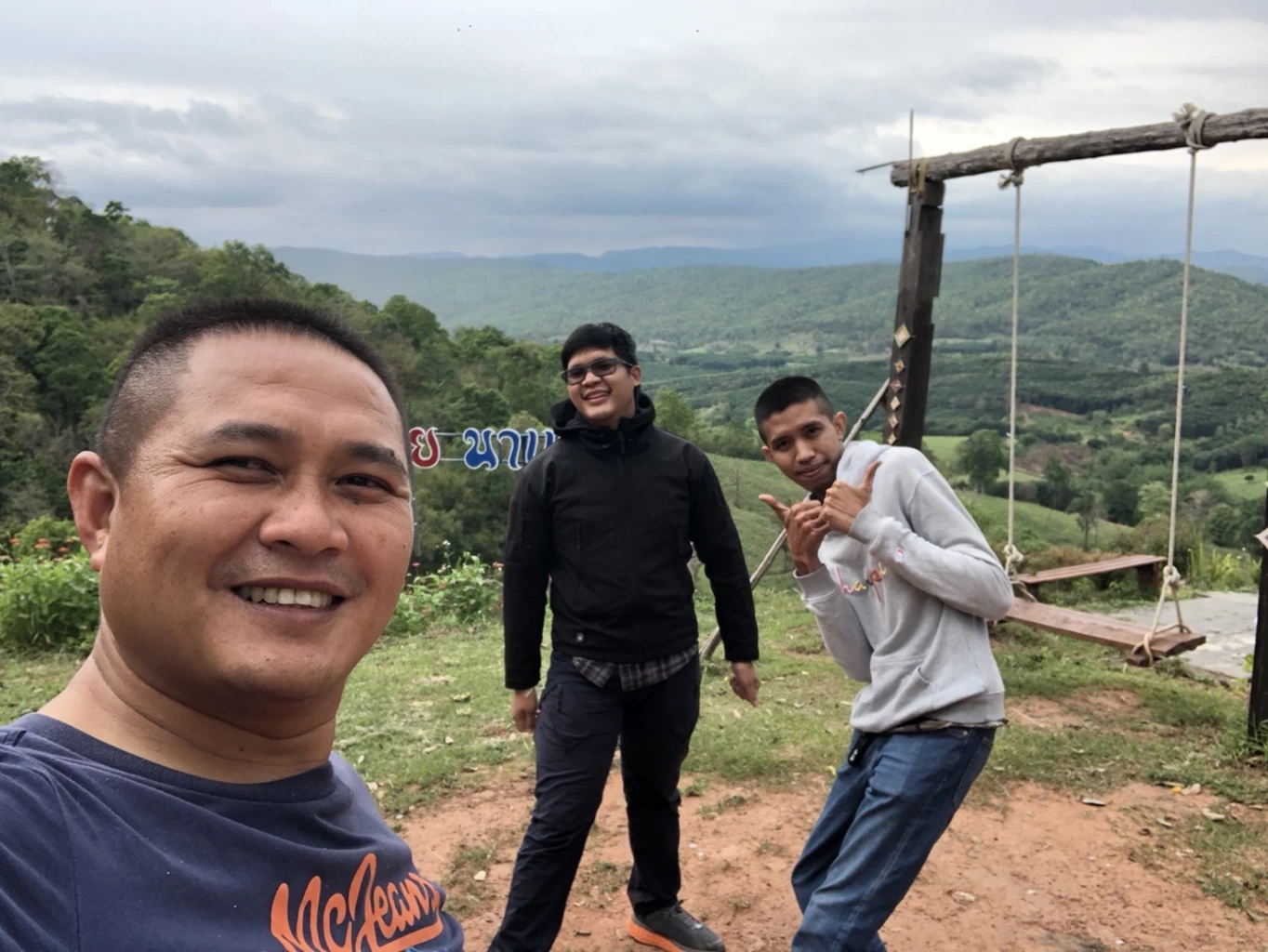 อุณหภูมิลดฮวบ นทท.เดินป่า ชมทะเลหมอก หน้าร้อนที่ภูค้อ