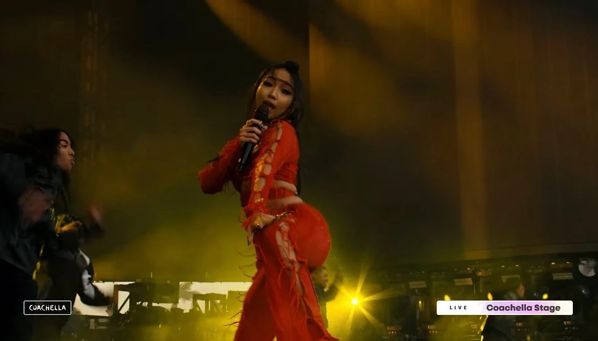 สุดปัง! "มิลลิ" โชว์กิน "ข้าวเหนียวมะม่วง" ร้องเพลงบนเวที Coachella