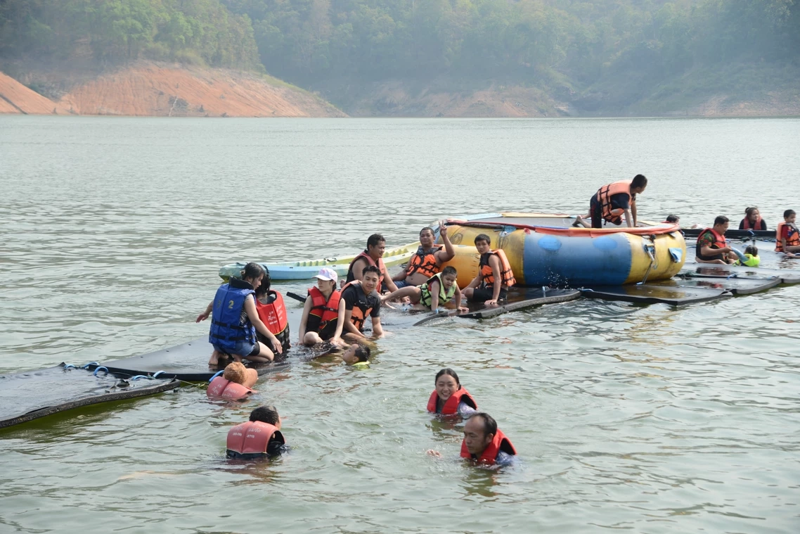 เขื่อนแม่งัดคึกคักนักท่องเที่ยวหนีอากาศร้อนเล่นน้ำ